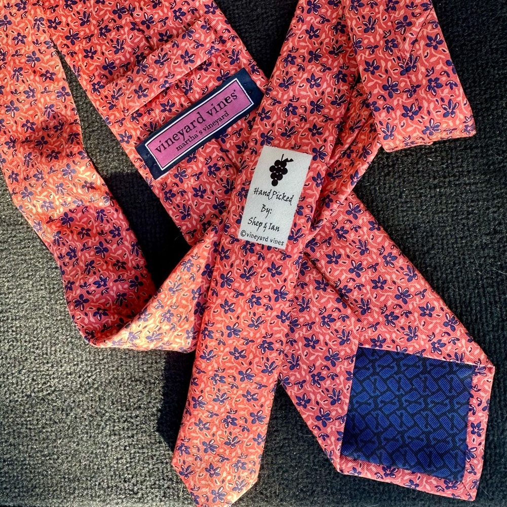 Like new Vineyard Vines silk floral tie